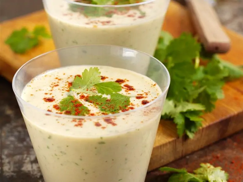 Kalte Gurkensuppe mit Buttermilch und Avocado