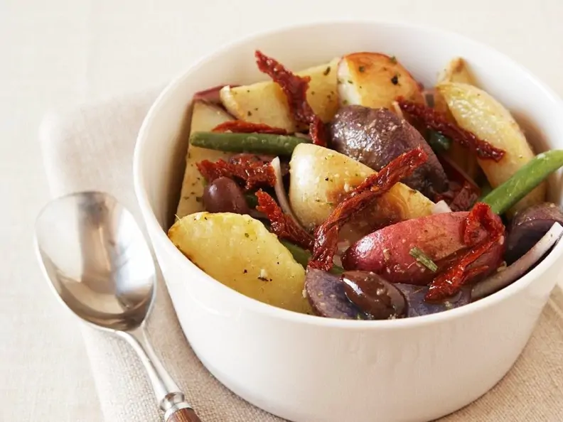 Mediterraner Kartoffelsalat mit Tomaten