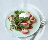 Rucolasalat mit Pfirsich und Mozzarella