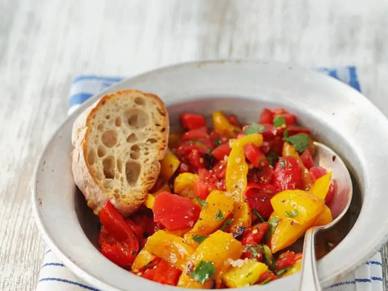 Schneller Paprikasalat mit Ciabatta
