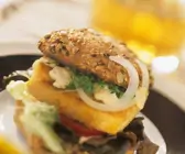 Burger mit paniertem Tofu