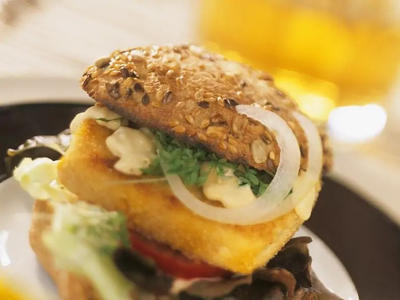 Burger mit paniertem Tofu