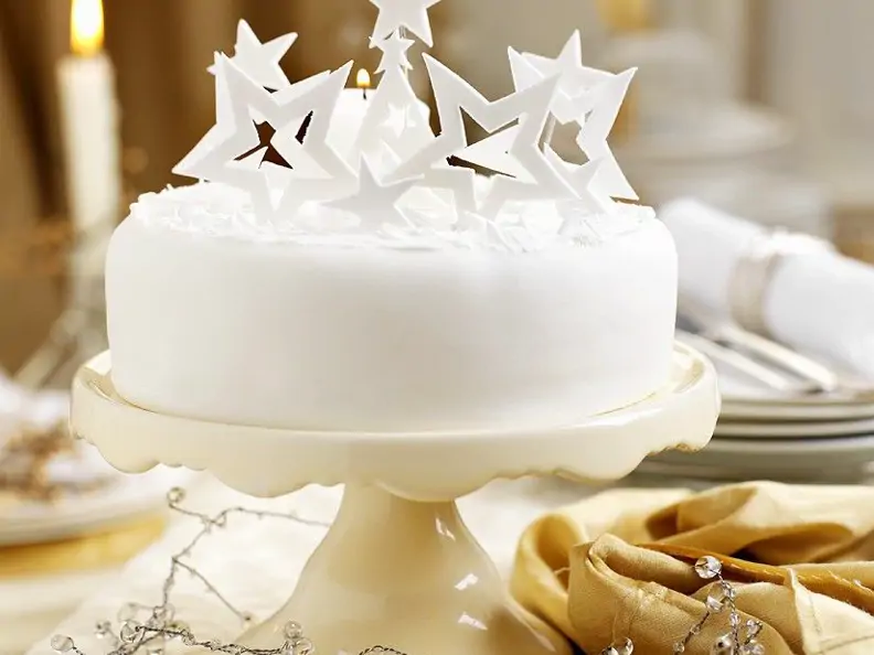Weihnachtliche Torte mit Sternen