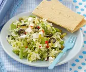 Bunter Salat mit Kichererbsen und Feta