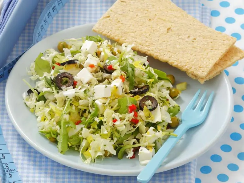 Bunter Salat mit Kichererbsen und Feta