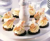 Häppchen mit geräuchertem Fisch