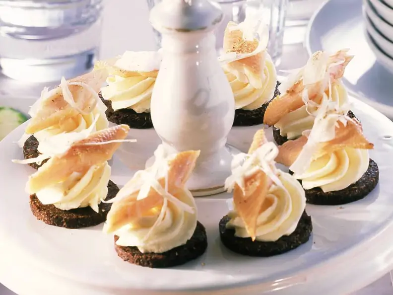 Häppchen mit geräuchertem Fisch
