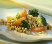 Brokkoli-Tomaten-Gemüse mit geschmortem Grünkern