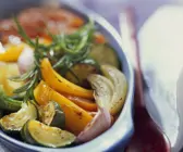 Ratatouille aus dem Ofen mit Paprika, Zucchini und Knoblauch
