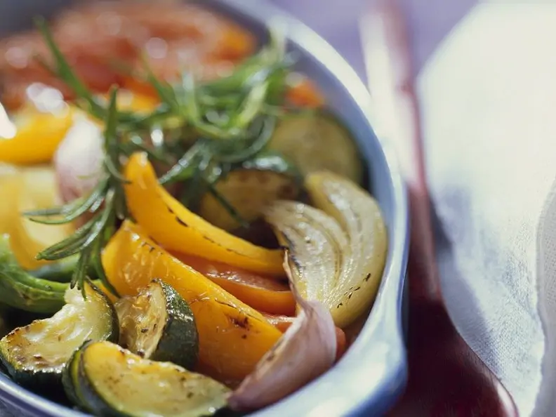 Ratatouille aus dem Ofen mit Paprika, Zucchini und Knoblauch
