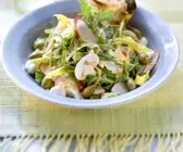 Rucolasalat mit Kapernäpfeln und Champignons