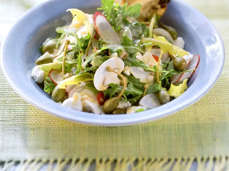 Rucolasalat mit Kapernäpfeln und Champignons