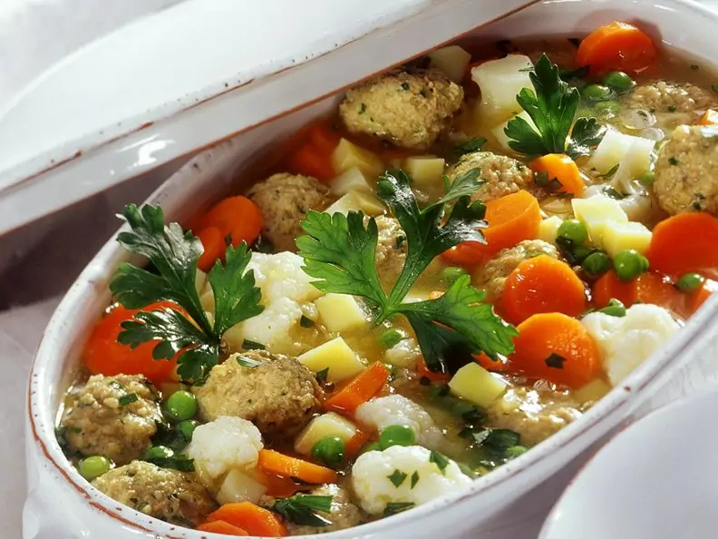 Hackbällchen im bretonischen Eintopf
