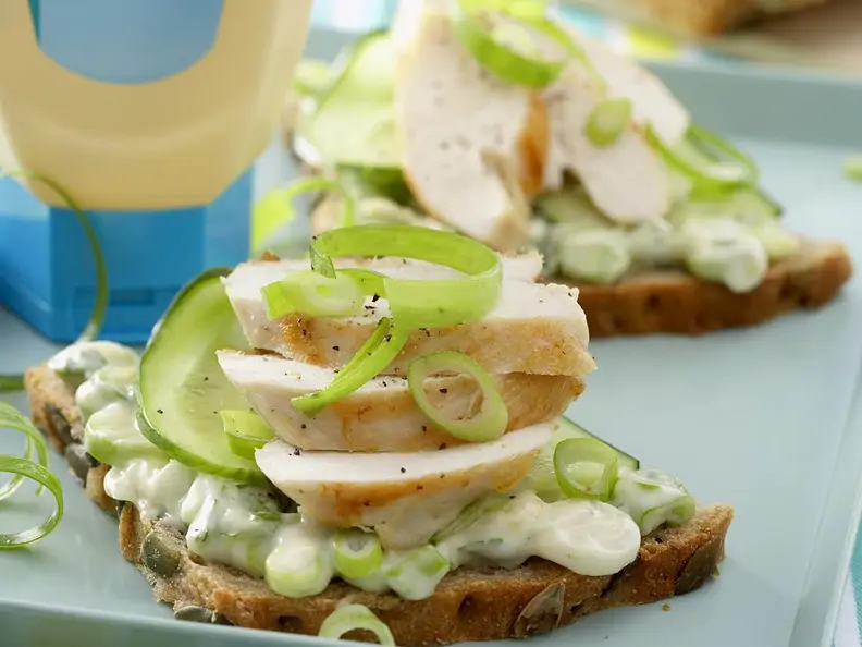 Brot mit Hähnchen und Lauchzwiebeln