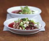 Rotkrautsuppe mit Rindfleischstreifen