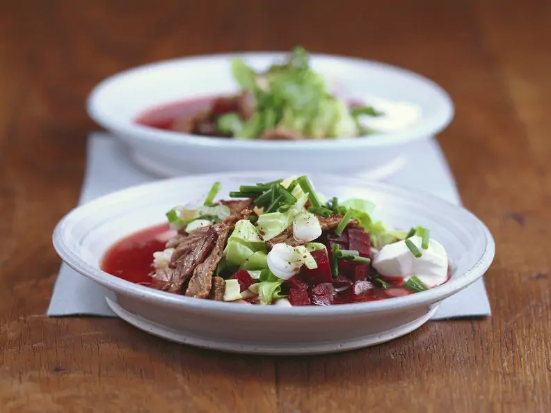 Rotkrautsuppe mit Rindfleischstreifen