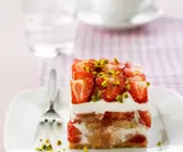 Tiramisu mit Rhabarber und Erdbeeren