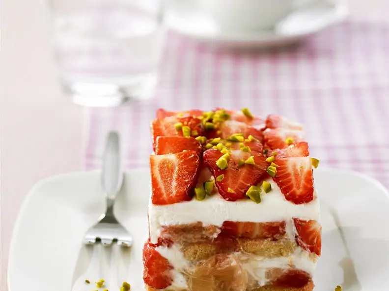 Tiramisu mit Rhabarber und Erdbeeren