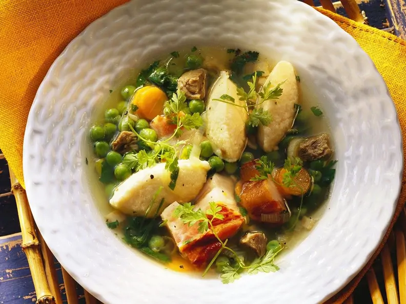 Erbsensuppe mit Klößchen