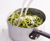 Tagliatelle mit grünem Pesto