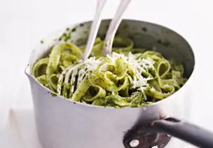 Tagliatelle mit grünem Pesto