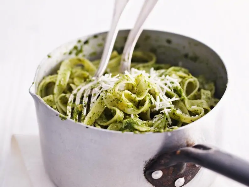 Tagliatelle mit grünem Pesto
