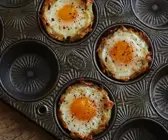 Kartoffelküchlein mit Käse und Ei