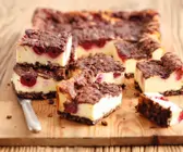 Kirsch-Käsekuchen mit Keksboden
