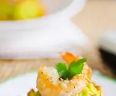 Bananen-Häppchen mit Shrimps und Avocado