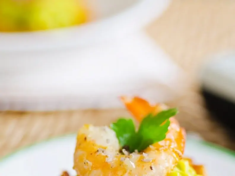 Bananen-Häppchen mit Shrimps und Avocado
