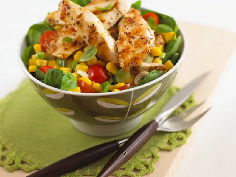 Mais-Tomatensalat mit Hähnchen