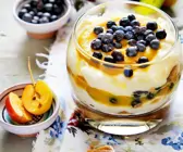 Quarkdessert mit Früchten