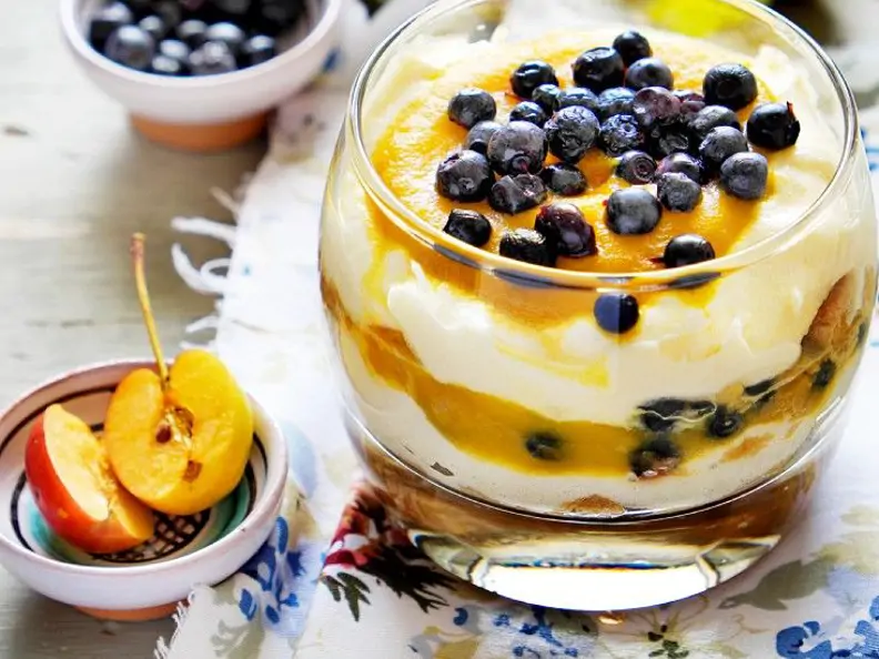 Quarkdessert mit Früchten