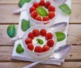 Erdbeer-Pannacotta mit Zitronenmelisse