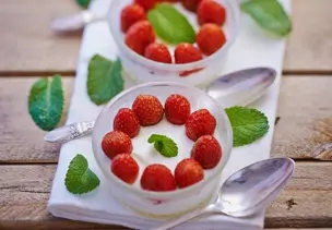 Erdbeer-Pannacotta mit Zitronenmelisse