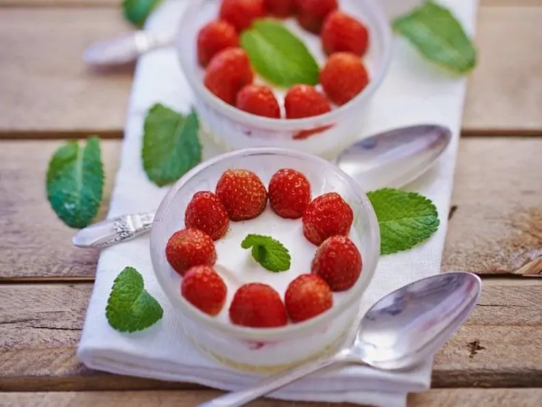 Erdbeer-Pannacotta mit Zitronenmelisse