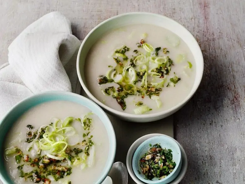 Lauchsuppe mit Kräutern