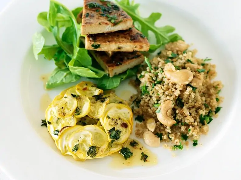 Quinoa mit Gemüse und Tofu