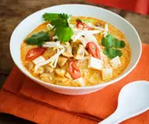 Kokossuppe mit Nudeln und Gemüse