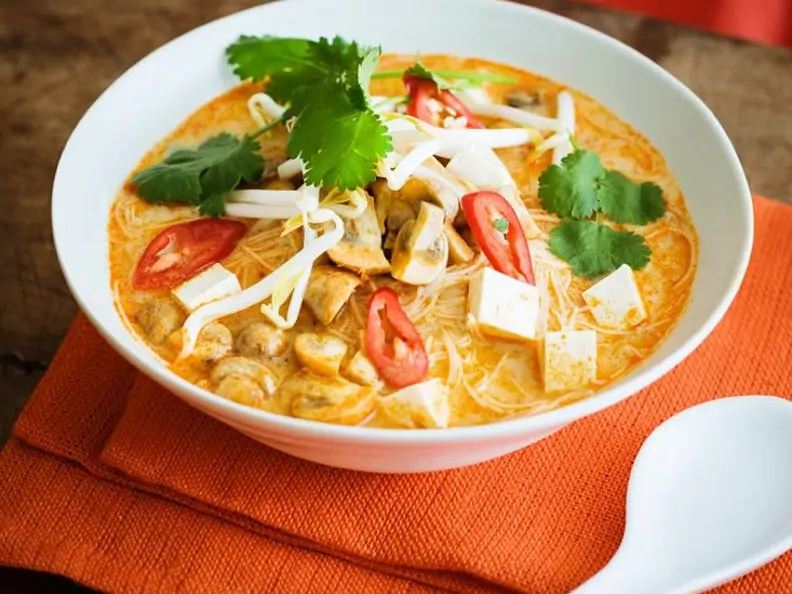 Kokossuppe mit Nudeln und Gemüse