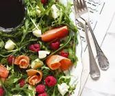 Rucolasalat mit Lachs und Beeren