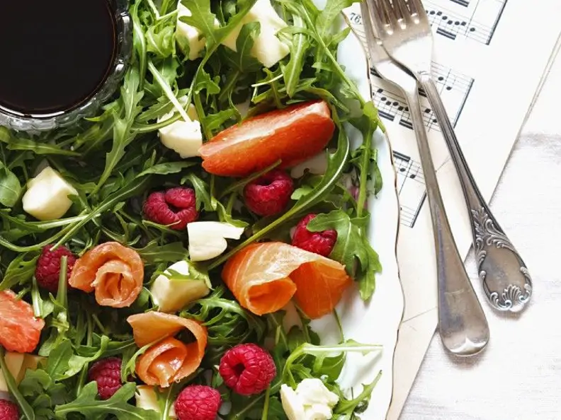 Rucolasalat mit Lachs und Beeren