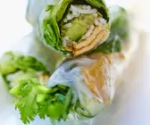 Reispapierröllchen mit Tofu, Salat und Gurke