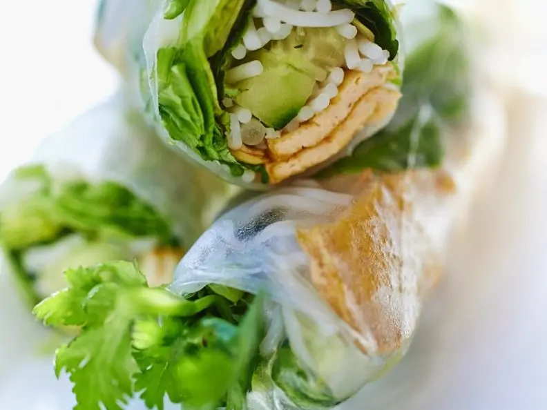 Reispapierröllchen mit Tofu, Salat und Gurke