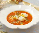 Fischsuppe mit Tomaten und Nudeln