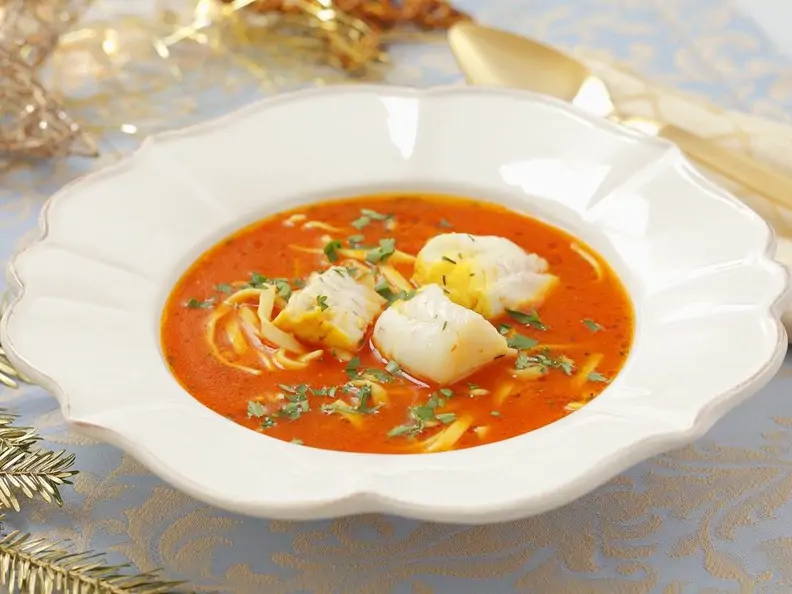 Fischsuppe mit Tomaten und Nudeln
