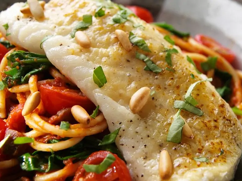 Fischfilet mit Nudeln und Tomaten