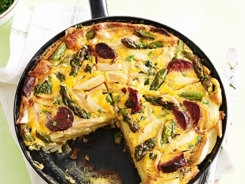 Tortilla mit Wurst und Spargel