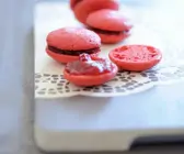 Macarons mit Himbeeren