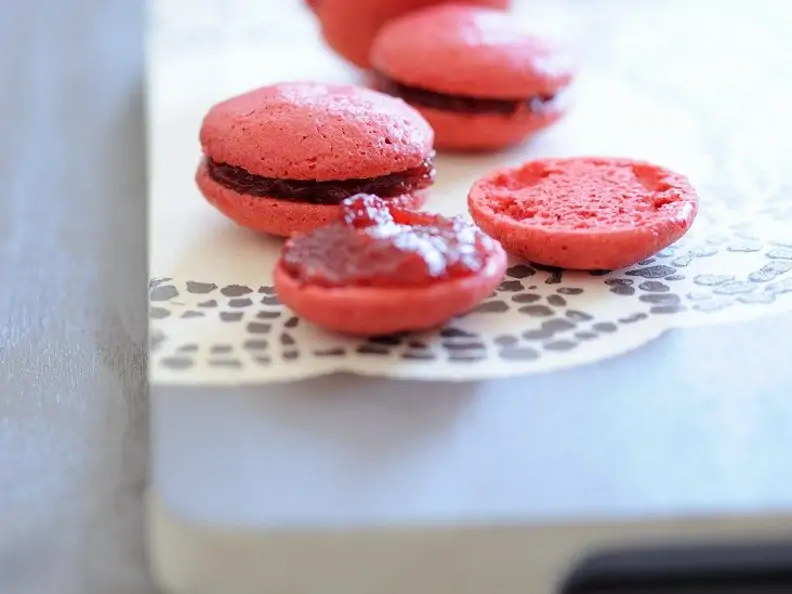 Macarons mit Himbeeren